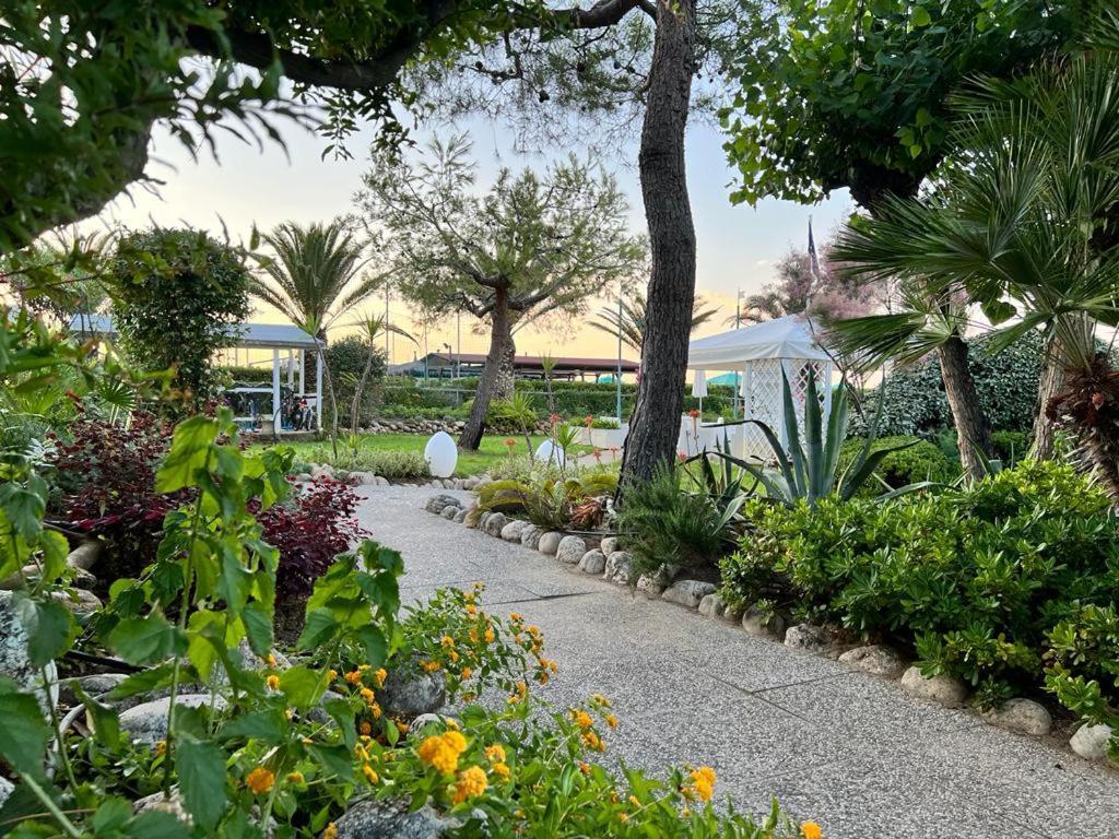Hotel Parco Delle Rose Silvi Marina Buitenkant foto