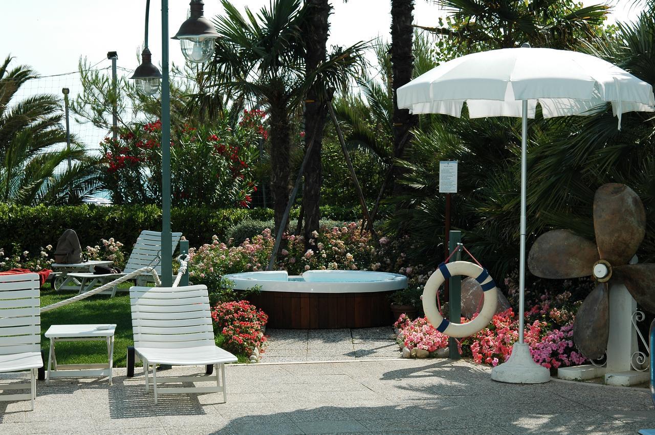 Hotel Parco Delle Rose Silvi Marina Buitenkant foto